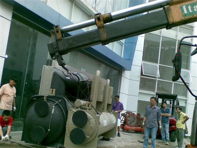 涪城区随车吊和汽车吊的核心区别是什么？哪种更省钱？